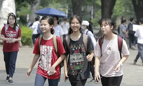 Học sinh thoải mái, tươi cười vì đề thi Văn vào lớp 10 vừa sức